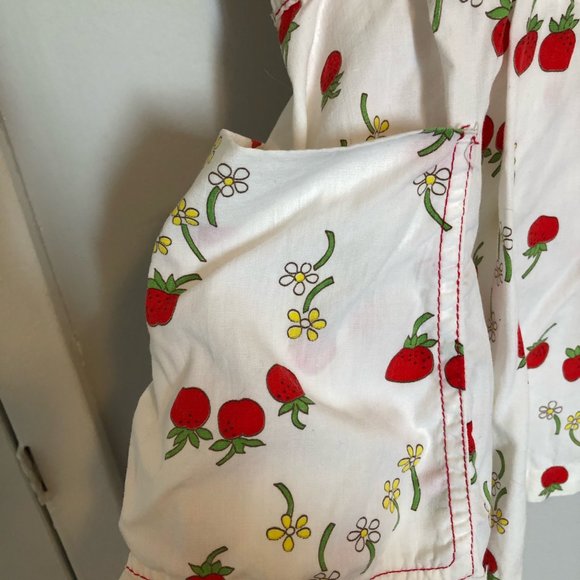 Vintage Cottagecore Strawberry Print Blouse 🍓 - Picture 3 of 7